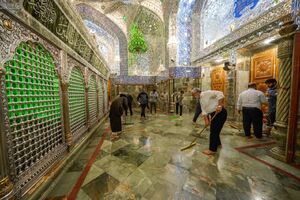 غبارروبی حرم مطهر امیرالمومنین توسط خادمان