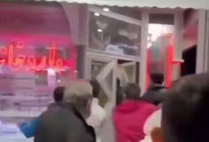 فیلم / حمله خرابکاران به یک داروخانه در قزوین