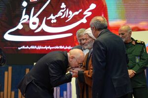 بوسه قالیباف بر دستان پدر سرلشکر شهید محمد کاظمی