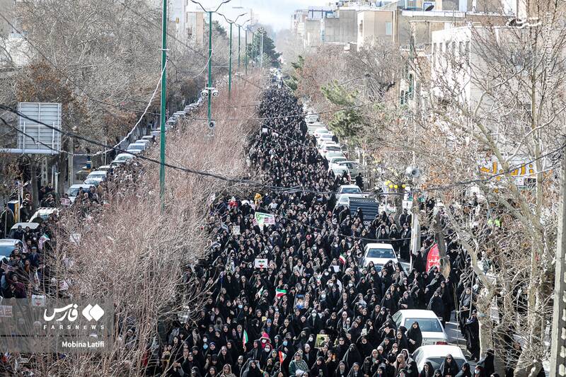 عکس / محکومیت هتک حرمت به قرآن توسط آشوبگران در همدان