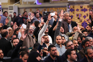 فیلم/ تبریک متفاوت روز پدر توسط فرزندان شهید در حسینیه امام(ره)