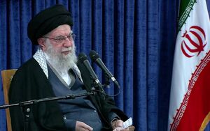 عامل درخواست دشمن برای توقف جنگ نظامی در کلام رهبر انقلاب