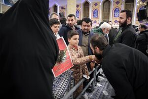 بوسه پسر شهید سلیمانی بر دستان فرزند شهید