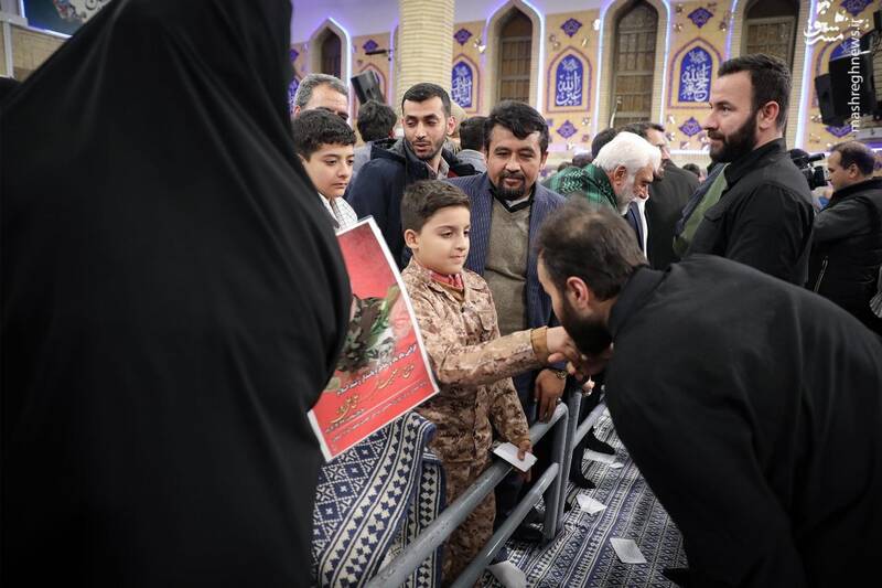 فیلم/ بوسه پسر شهید سلیمانی بر دستان فرزند شهید