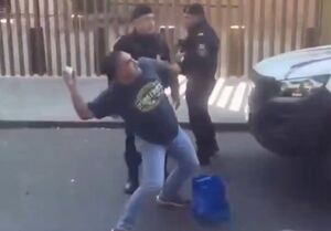 فیلم/ پرتاب تخم‌مرغ به سمت سفارت آمریکا در مکزیک