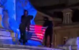 آتش زدن پرچم آمریکا در پاریس