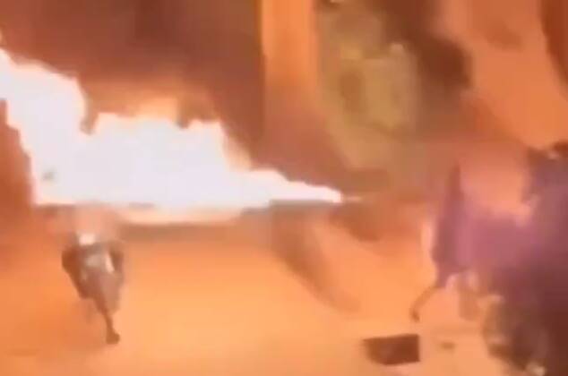 فیلم/ استفاده یک اغتشاشگر از شعله افکن علیه نیروهای پلیس!