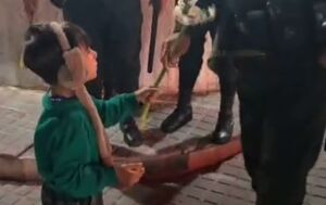 فیلم / کودک 6 ساله یاسوجی مأموران پلیس را غافلگیر کرد