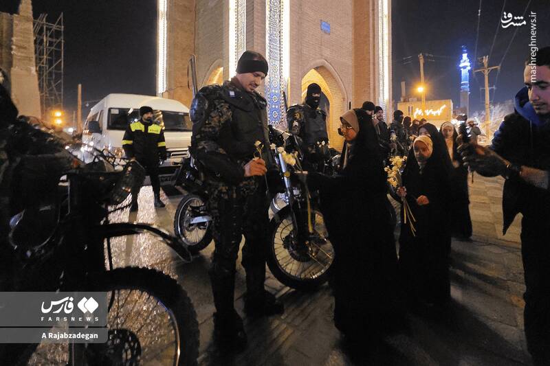 عکس / فرزندان ایران برای پلیس گُل آوردند 21