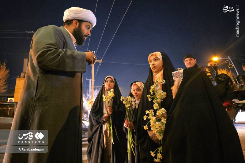 عکس / فرزندان ایران برای پلیس گُل آوردند 20