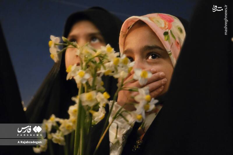 عکس / فرزندان ایران برای پلیس گُل آوردند 19