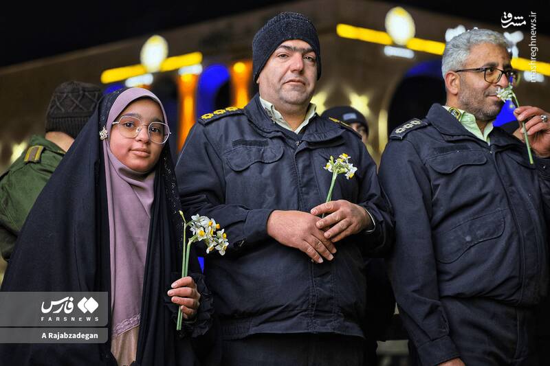 عکس / فرزندان ایران برای پلیس گُل آوردند 18