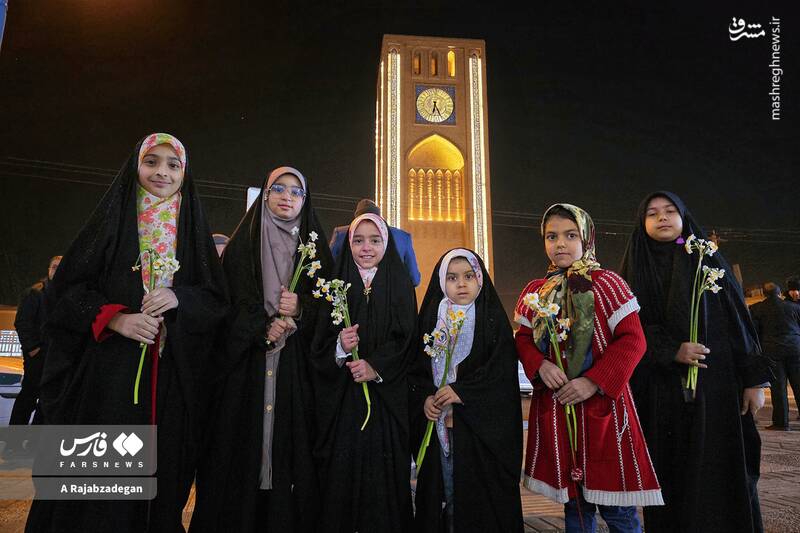 عکس / فرزندان ایران برای پلیس گُل آوردند 16