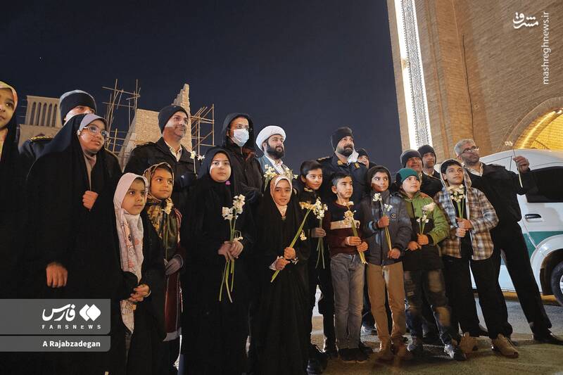 عکس / فرزندان ایران برای پلیس گُل آوردند 15