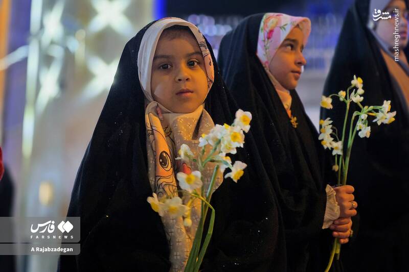 عکس / فرزندان ایران برای پلیس گُل آوردند 14