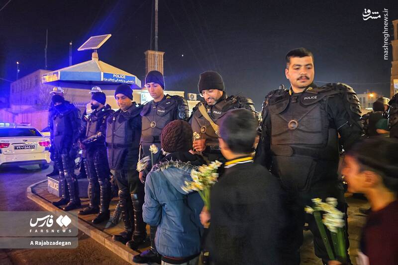عکس / فرزندان ایران برای پلیس گُل آوردند 11