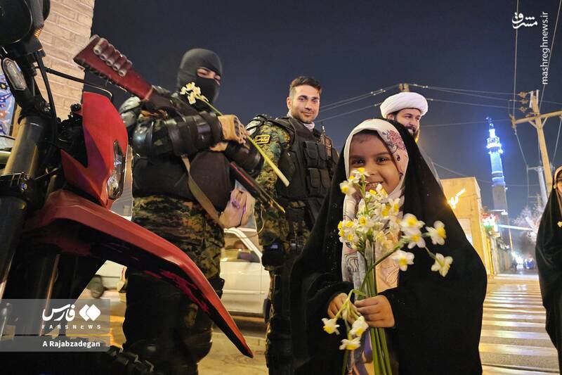 عکس / فرزندان ایران برای پلیس گُل آوردند 10