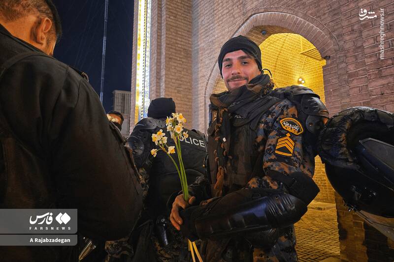 عکس / فرزندان ایران برای پلیس گُل آوردند 9