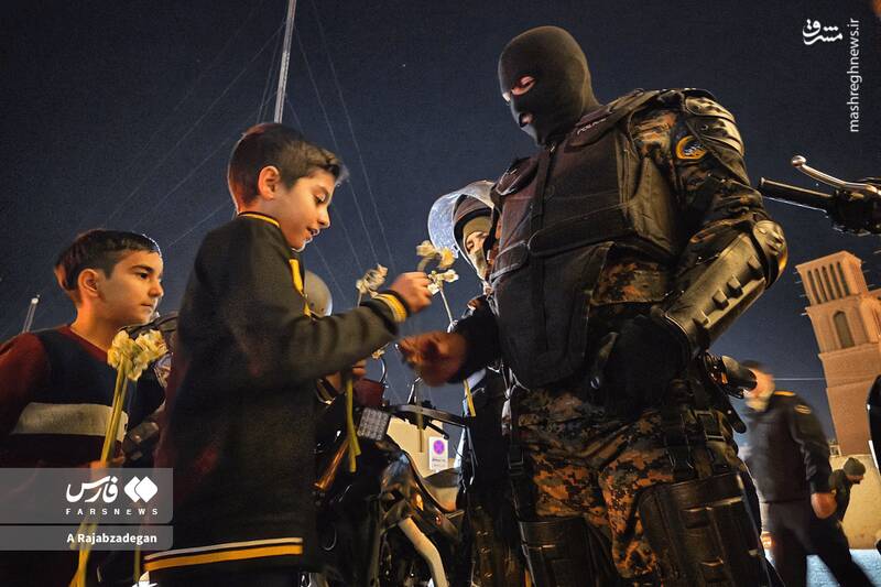 عکس / فرزندان ایران برای پلیس گُل آوردند 8