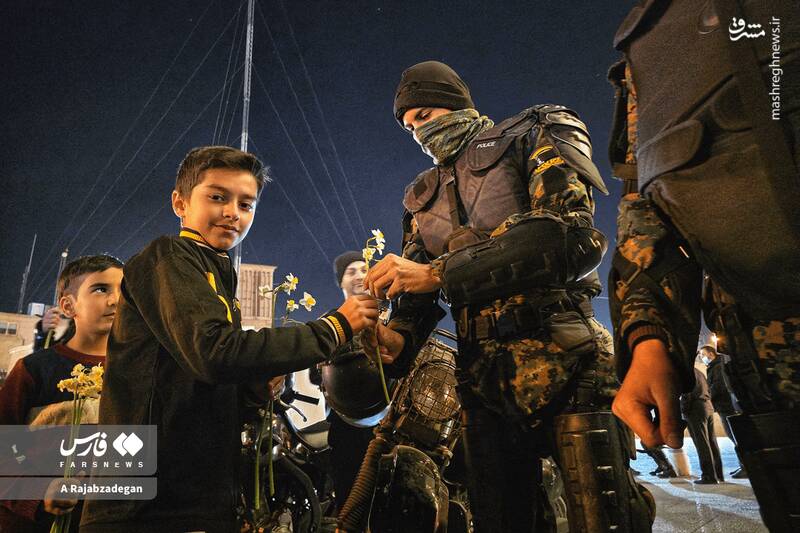 عکس / فرزندان ایران برای پلیس گُل آوردند 6