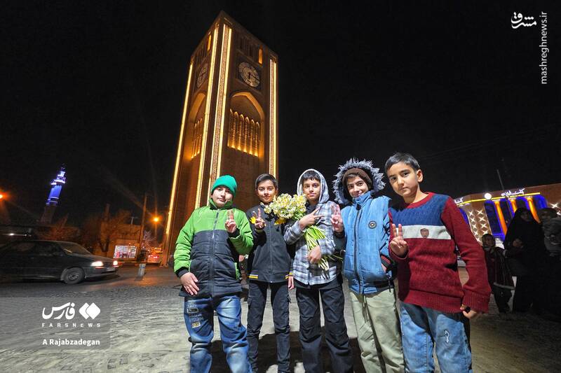 عکس / فرزندان ایران برای پلیس گُل آوردند 5