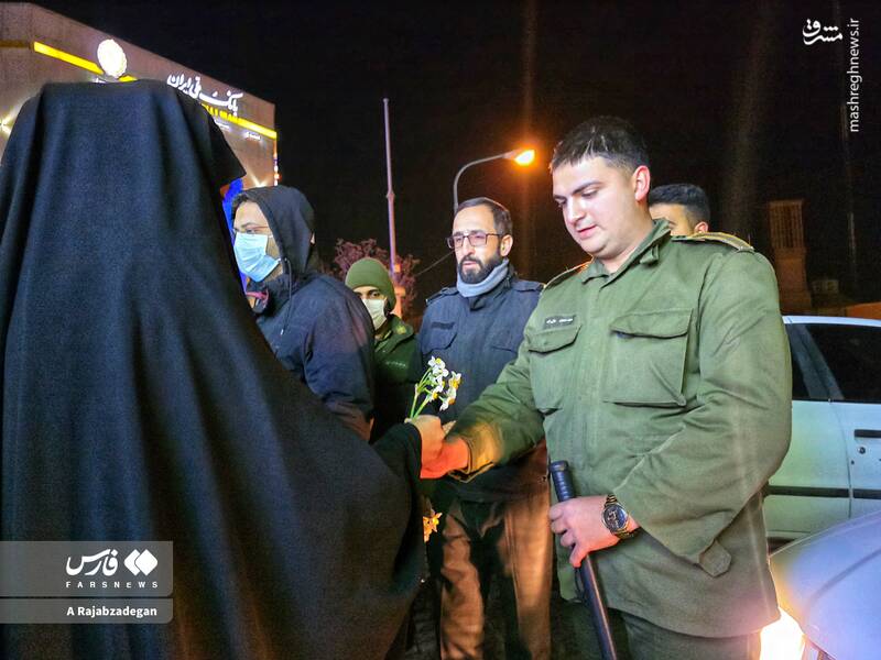 عکس / فرزندان ایران برای پلیس گُل آوردند 17