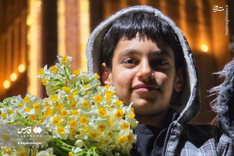 عکس / فرزندان ایران برای پلیس گُل آوردند 4