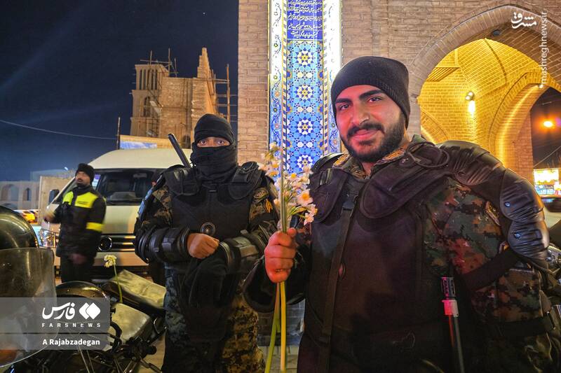 عکس / فرزندان ایران برای پلیس گُل آوردند 3