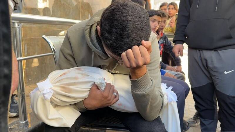 شهادت نوزاد ۷ روزه فلسطینی بر اثر سرما در دیرالبلح