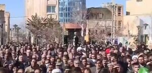 بی‌تابی مادر شهید ایلامی در تشییع فرزندش | ویدئو