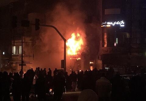 تصاویری دیده نشده از حمله آشوبگران و آتش زدن بانک‌ها