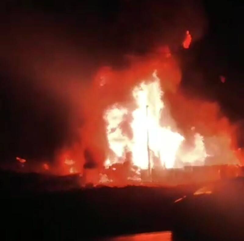 آتش‌سوزی گسترده در لوله‌های انتقال نفت در«حمص» سوریه