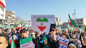 عکس/ تهرانی‌ها قرآن به دست به میدان آمدند