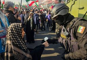 اهدای گل دختر بچه تهرانی به نیروی حافظ امنیت