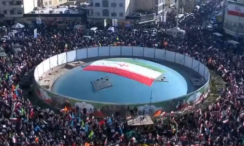 میدان انقلاب راس ساعت ۱۴ پر شد