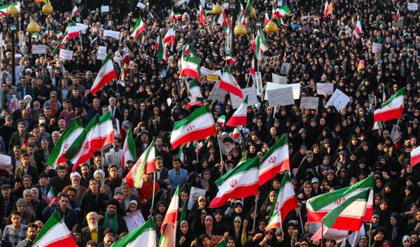 قیام باشکوه تهرانی ها علیه اغتشاشگران؛ «مام وطن» خط قرمز است +عکس و فیلم