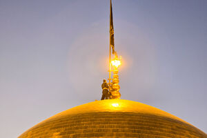 عکس/ اهتزاز پرچم مشکی بر فراز گنبد رضوی