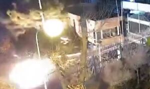 لحظه پرتاب کوکتل مولوتوف به ساختمان صداوسیمای اصفهان