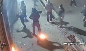 لحظه شکستن درب آهنی حوزه بسیج توسط اغتشاشگران در تهران