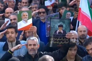 فیلم/ احترام نظامی مردم به پیکر شهدای امنیت تهران