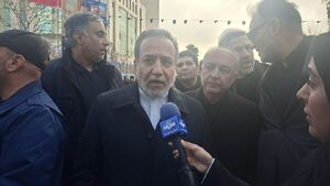 عکس/ حضور عراقچی در آیین تشییع پیکر شهدای ملی