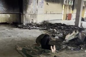 اقامه نماز در مسجدی که توسط اغتشاشگران به آتش کشیده شده بود
