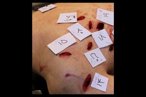 دیدن تصاویر این گزارش برای هر کسی مناسب نیست/ تروریست‌ها هیچ رحمی به مردم عادی نکردند/ بدن‌هایی که با قمه، دشنه و چاقو‌های بلند سوراخ‌سوراخ شده‌اند