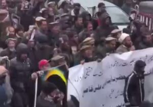 اهالی پاکستان نیز علیرغم بارش برف زمستانی به نشانه همبستگی با ایران دست به تظاهرات زدند.