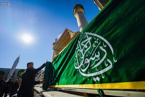 نصب کتیبه‌های عید مبعث در حرم مطهر علوی