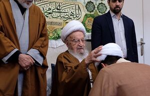 عکس / مراسم عمامه گذاری طلاب در بیوت مراجع تقلید