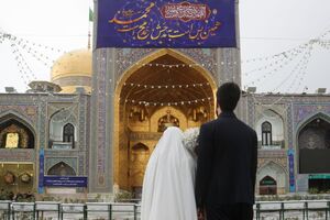 عکس/ پیوند عاشقانه در سایه امام هشتم در روز عید مبعث