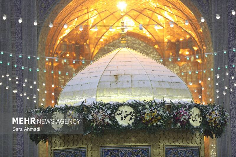  حال و هوای حرم امام رضا(ع) در شب مبعث حضرت رسول اکرم(ص)