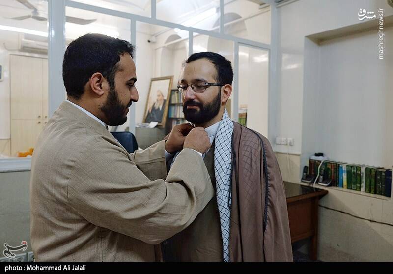 عکس / مراسم عمامه گذاری طلاب در بیوت مراجع تقلید 3