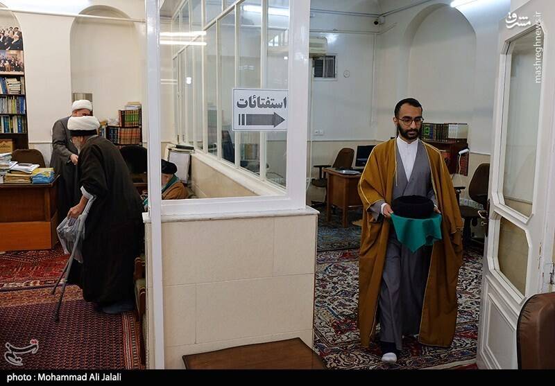 عکس / مراسم عمامه گذاری طلاب در بیوت مراجع تقلید 5